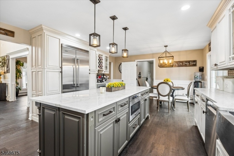 Eat-in-kitchen