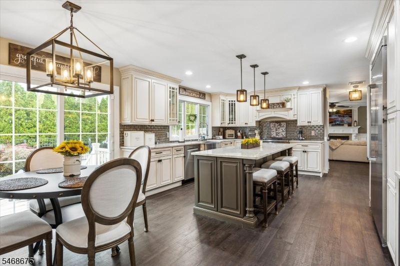 Eat-in-kitchen