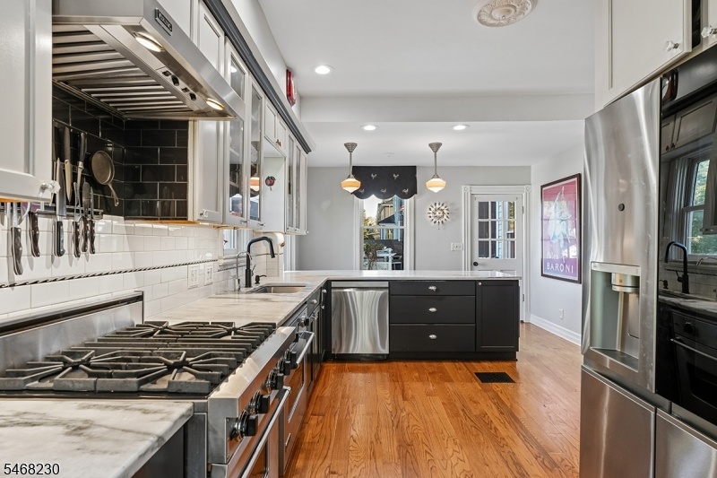 Spacious Sunny Kitchen