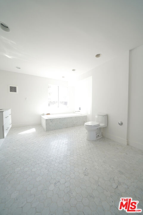 Full Bathroom 1