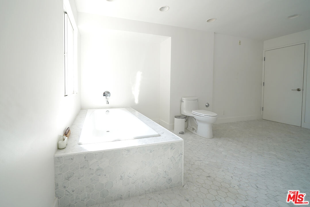 Full Bathroom 1