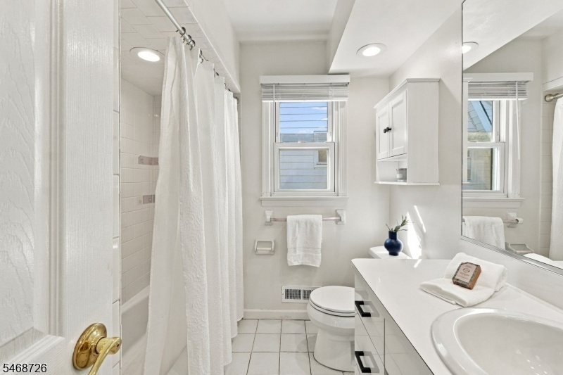 2nd floor Full Bathroom