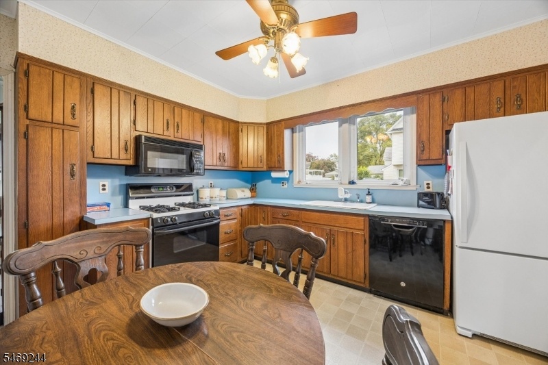 Eat-on-kitchen