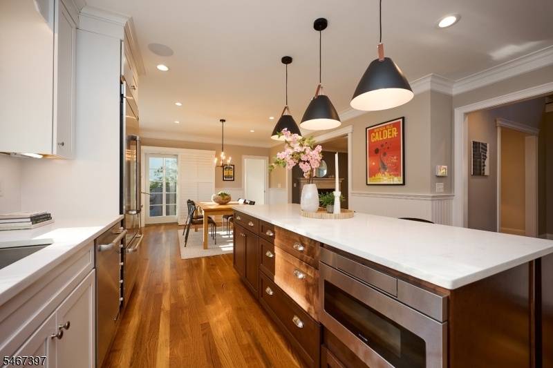 Kitchen w extra large island
