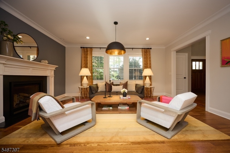 Living Room w Gas Fireplace