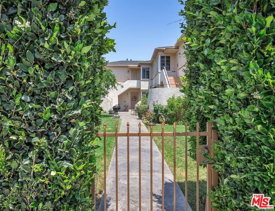 Gated garden entry