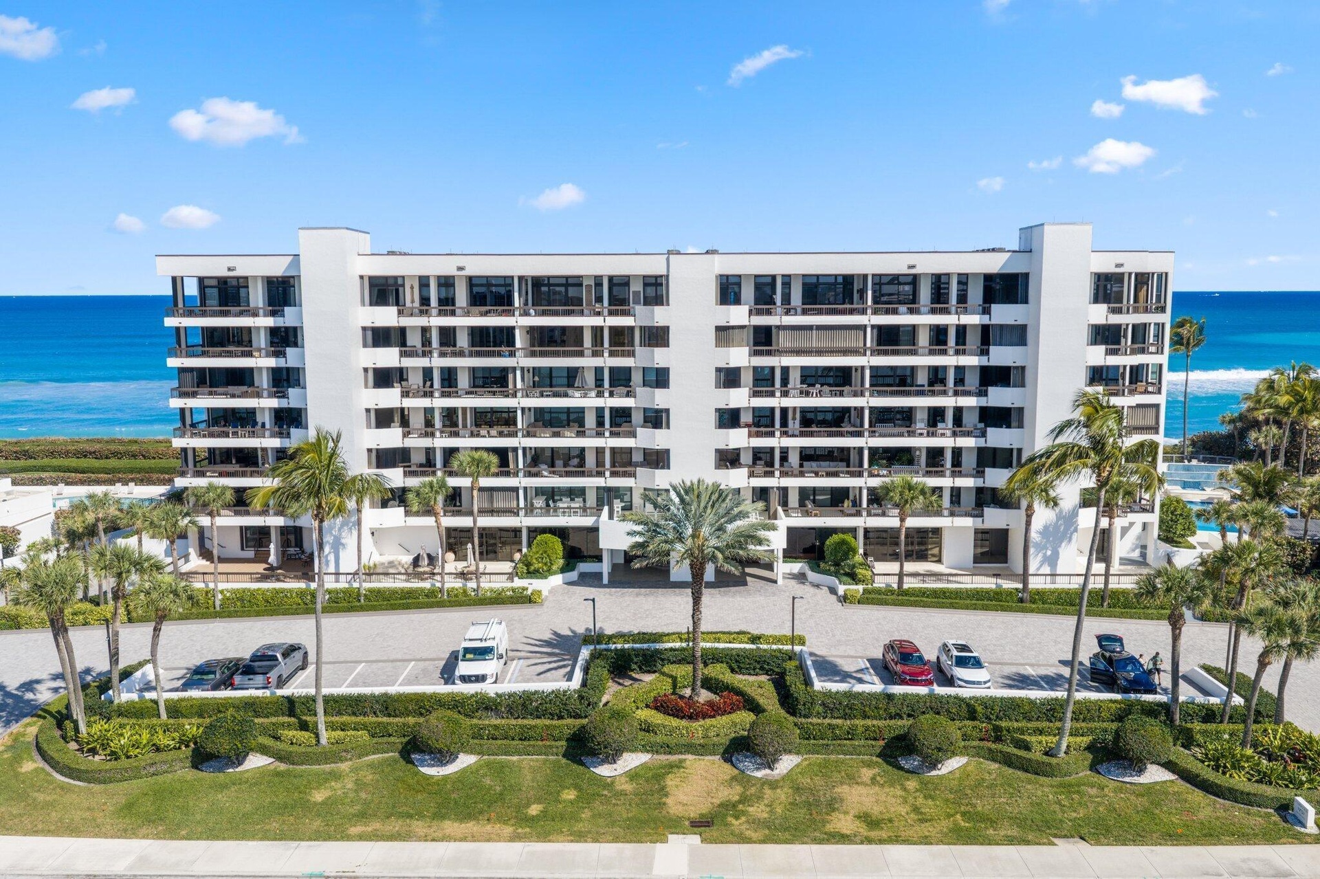 Elegant Fully Updated Building On Jupiter Island