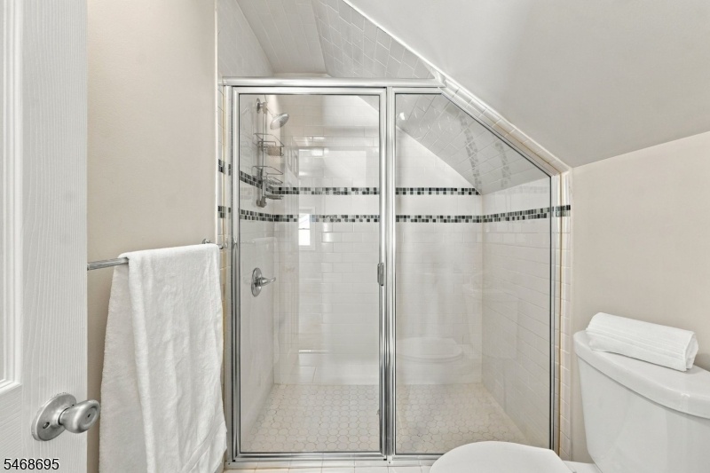 Primary ensuite, 3rd Fl