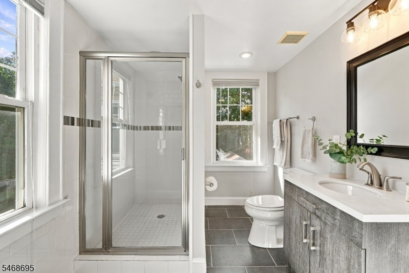 Primary en suite, 2nd fl