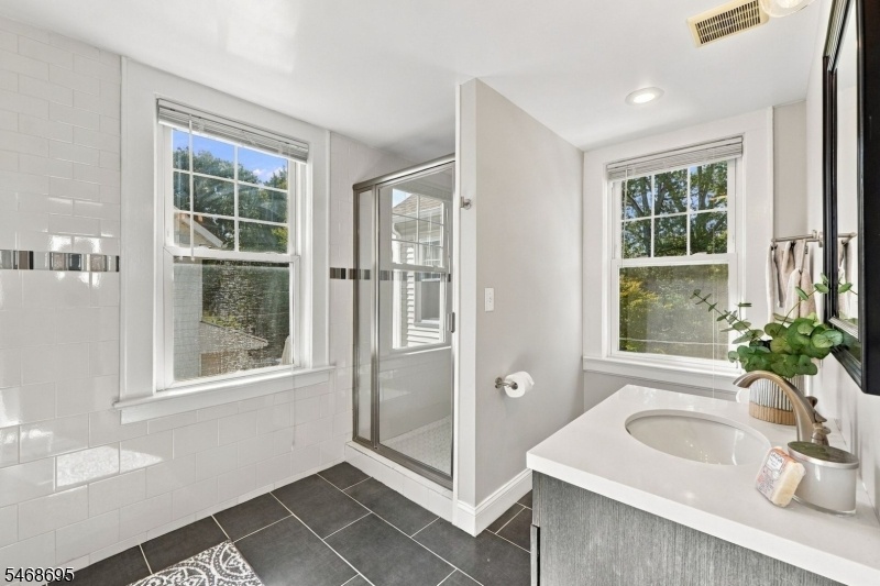 Primary en suite, 2nd fl