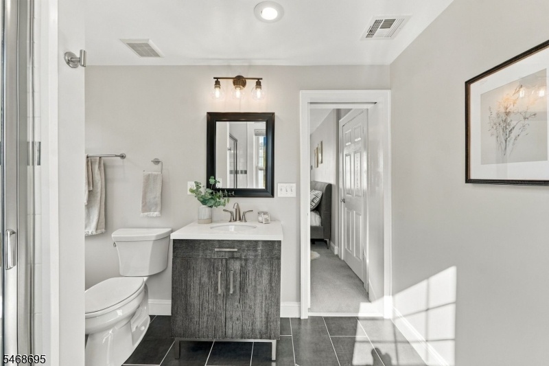 Primary en suite, 2nd fl