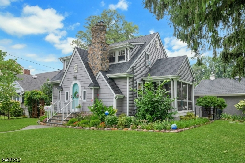 Front View w/ Screen Porch