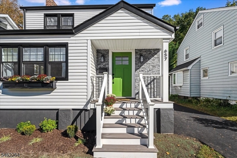 Welcoming Front Entryway!
