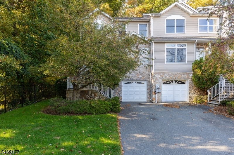 WELCOME TO 389 SUMMERHILL DR!