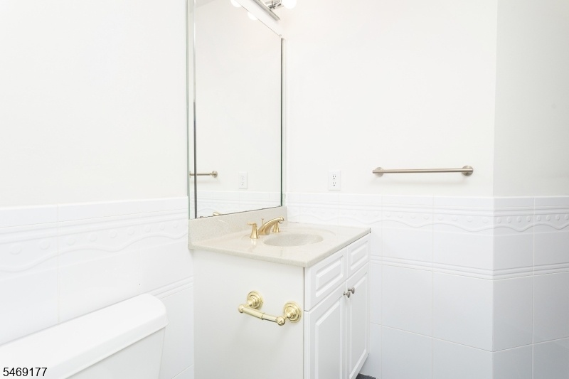 2ND FLOOR MAIN BATHROOM