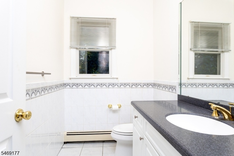 FIRST FLOOR POWDER ROOM