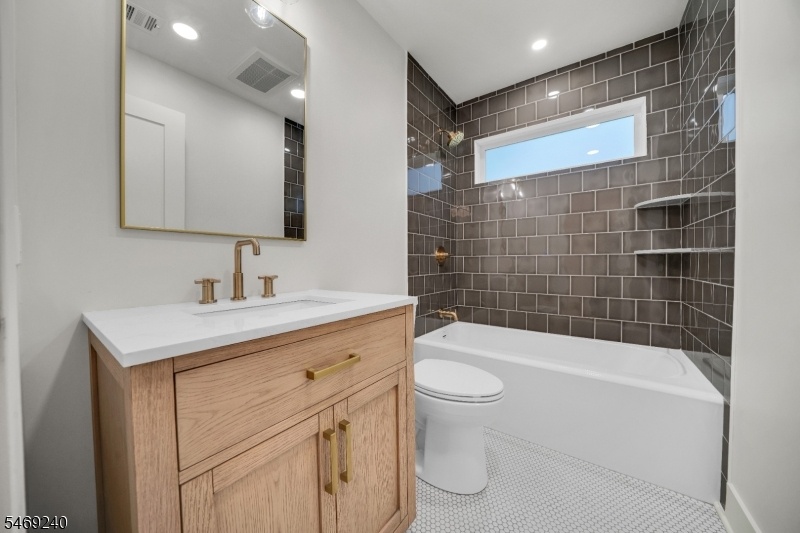 2nd Floor Hallway Bath