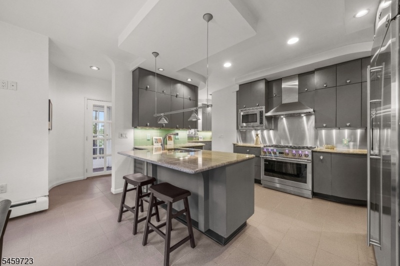 Eat-In Kitchen