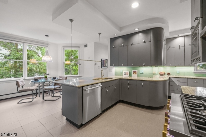 Eat-In Kitchen