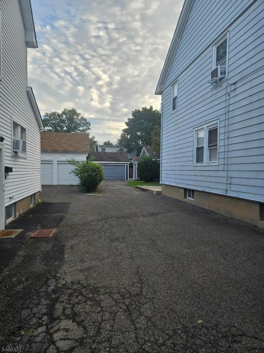Long Driveway, plenty of pkg