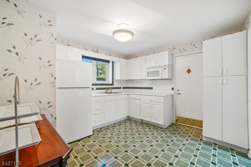 Midroom/Kitchenette