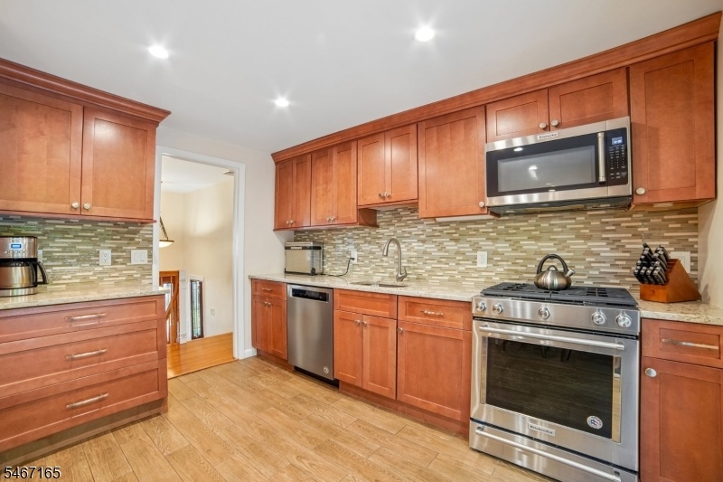 Kitchen w/SS appliances