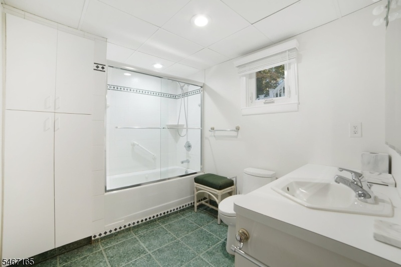 Ground L Bathroom