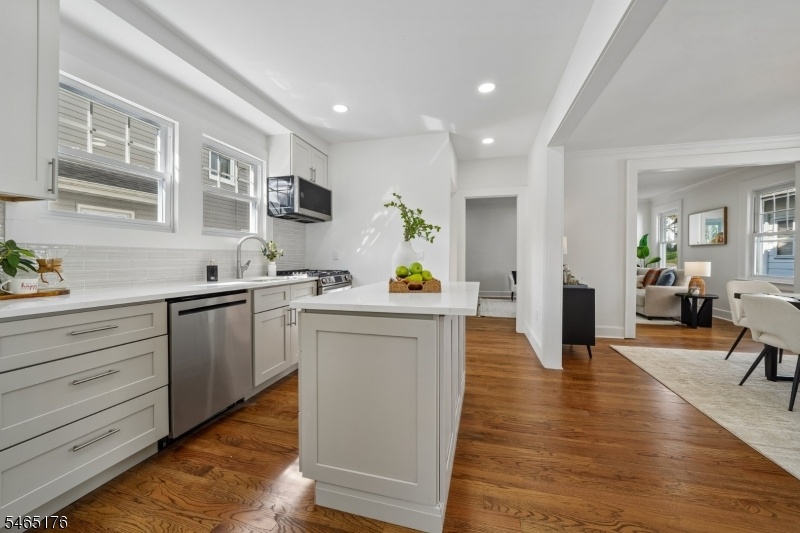 Kitchen island NEW wood floors