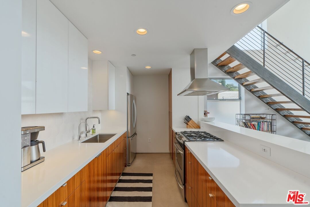 Fantastic Newer Kitchen with B