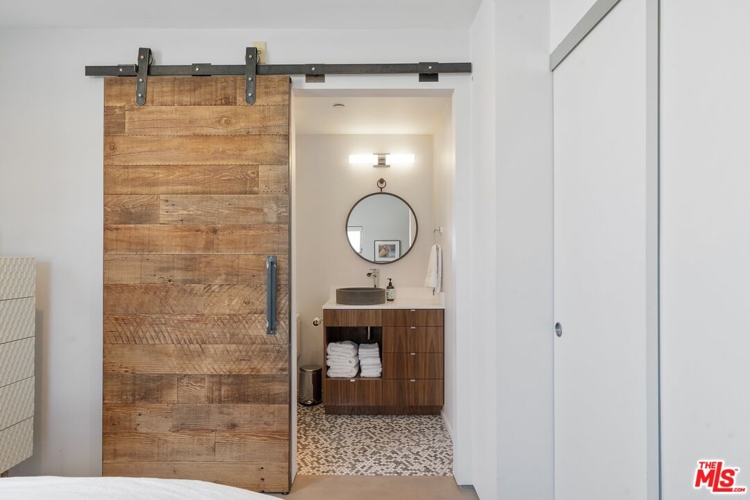 Private Bathroom for Guest Roo