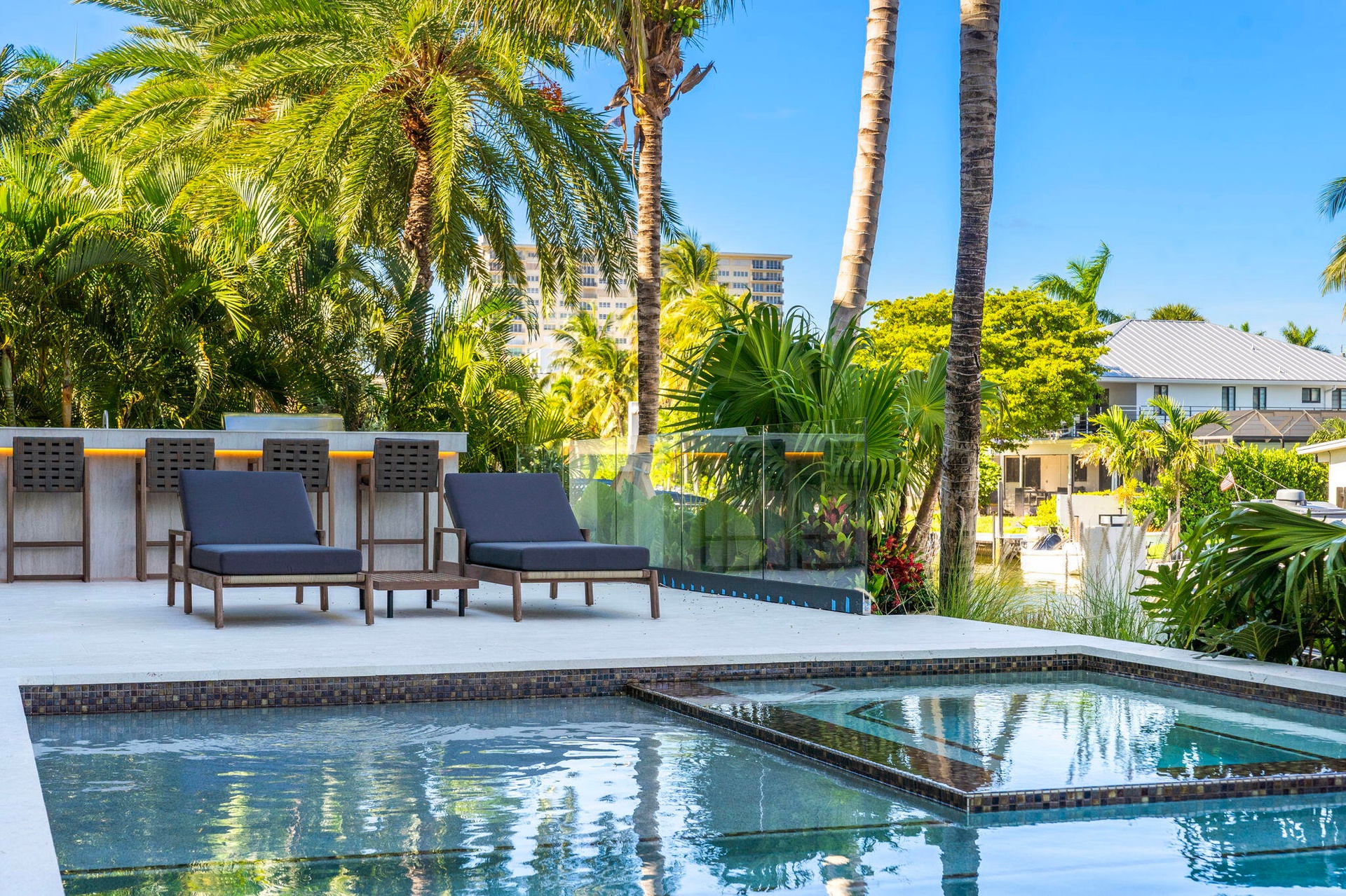 Sun shelf, spa and chaise pool deck