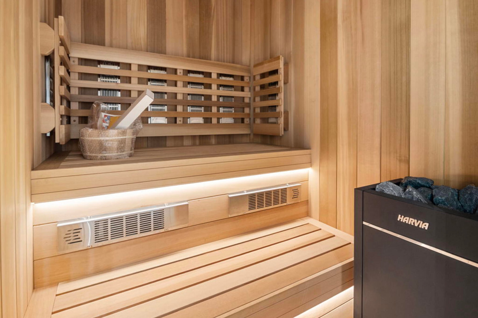 Wellness studio sauna + red light therapy
