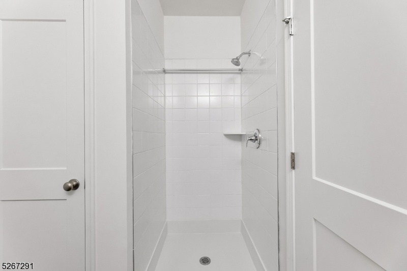 3rd Full bath_w/linen closet