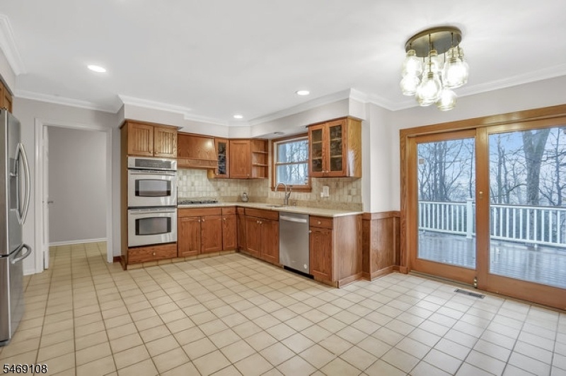 Eat-In Kitchen