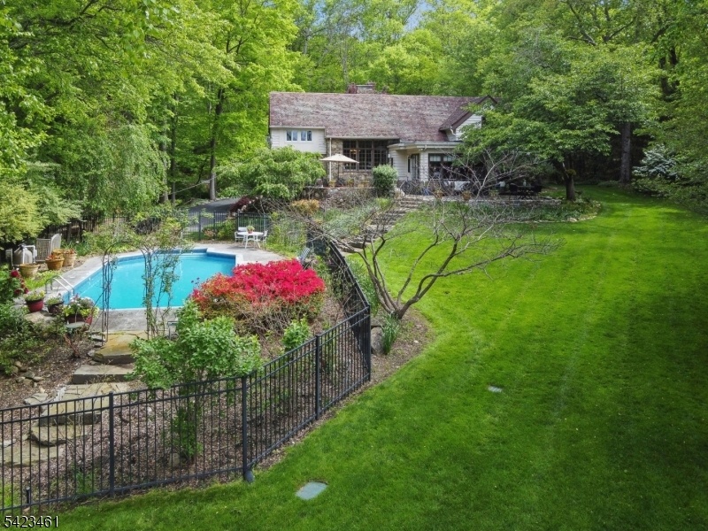 backyard/swimming pool