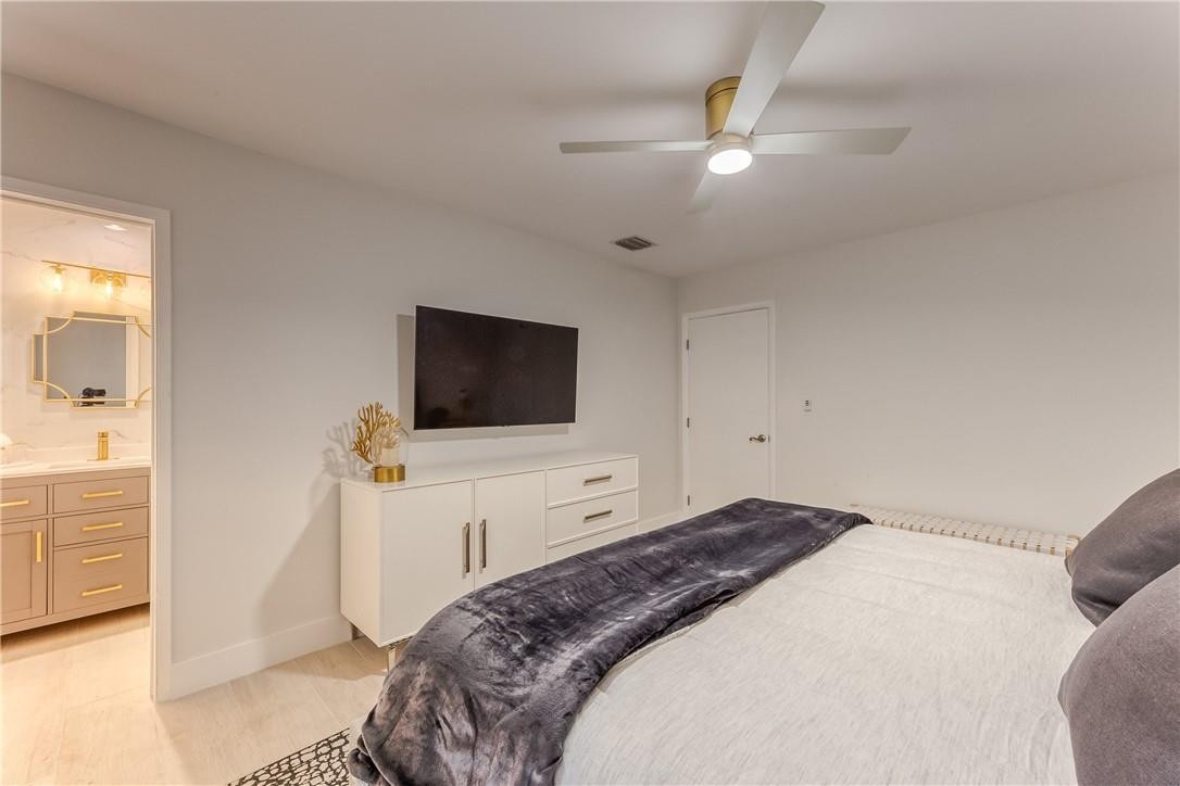 BEDROOM #1/ KING BED/ WALK IN CLOSET/ 55' ROKU SMART TV