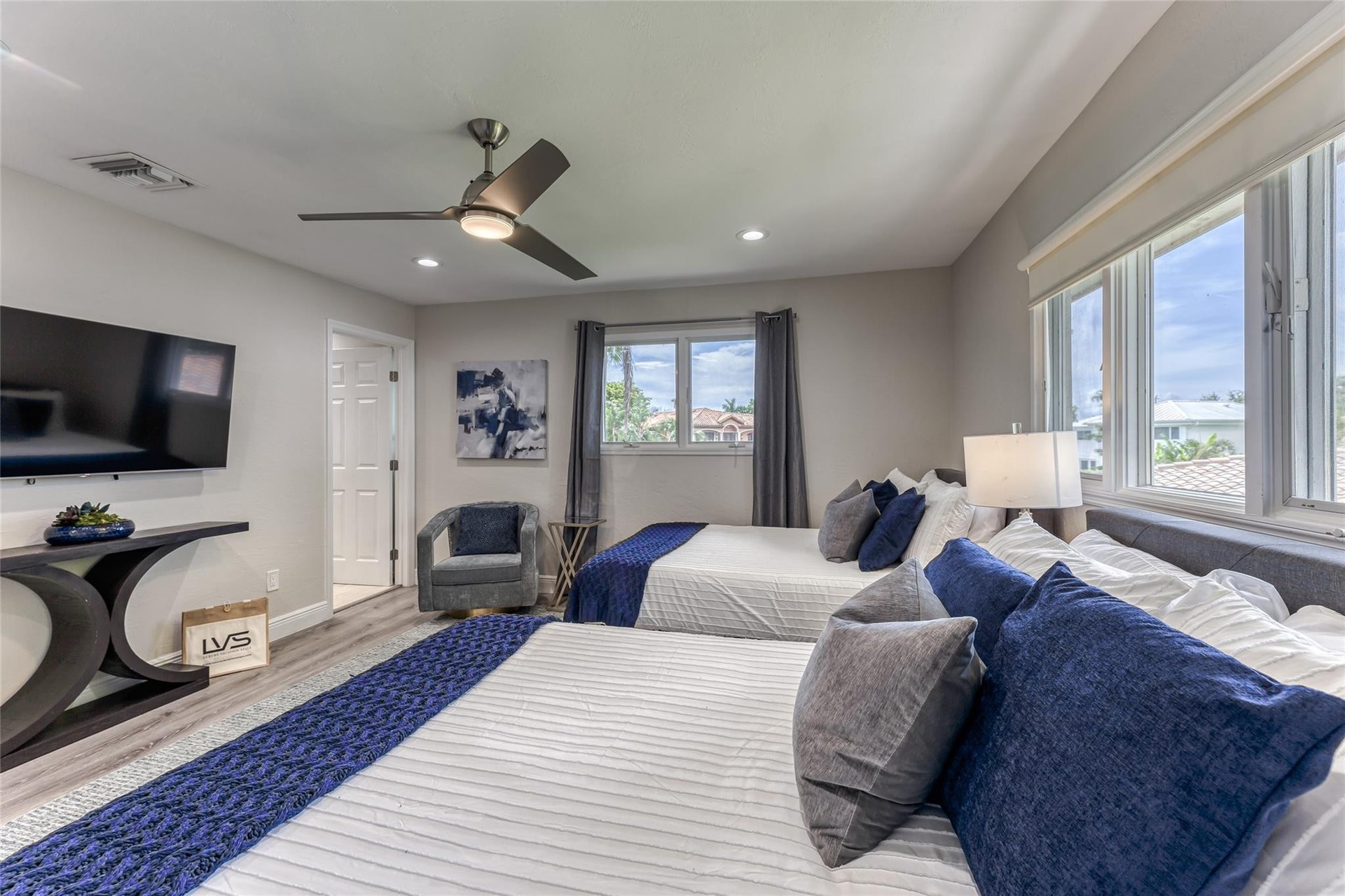 BEDROOM #3 Two Queen Size Beds En Suite Bathroom Smart TV