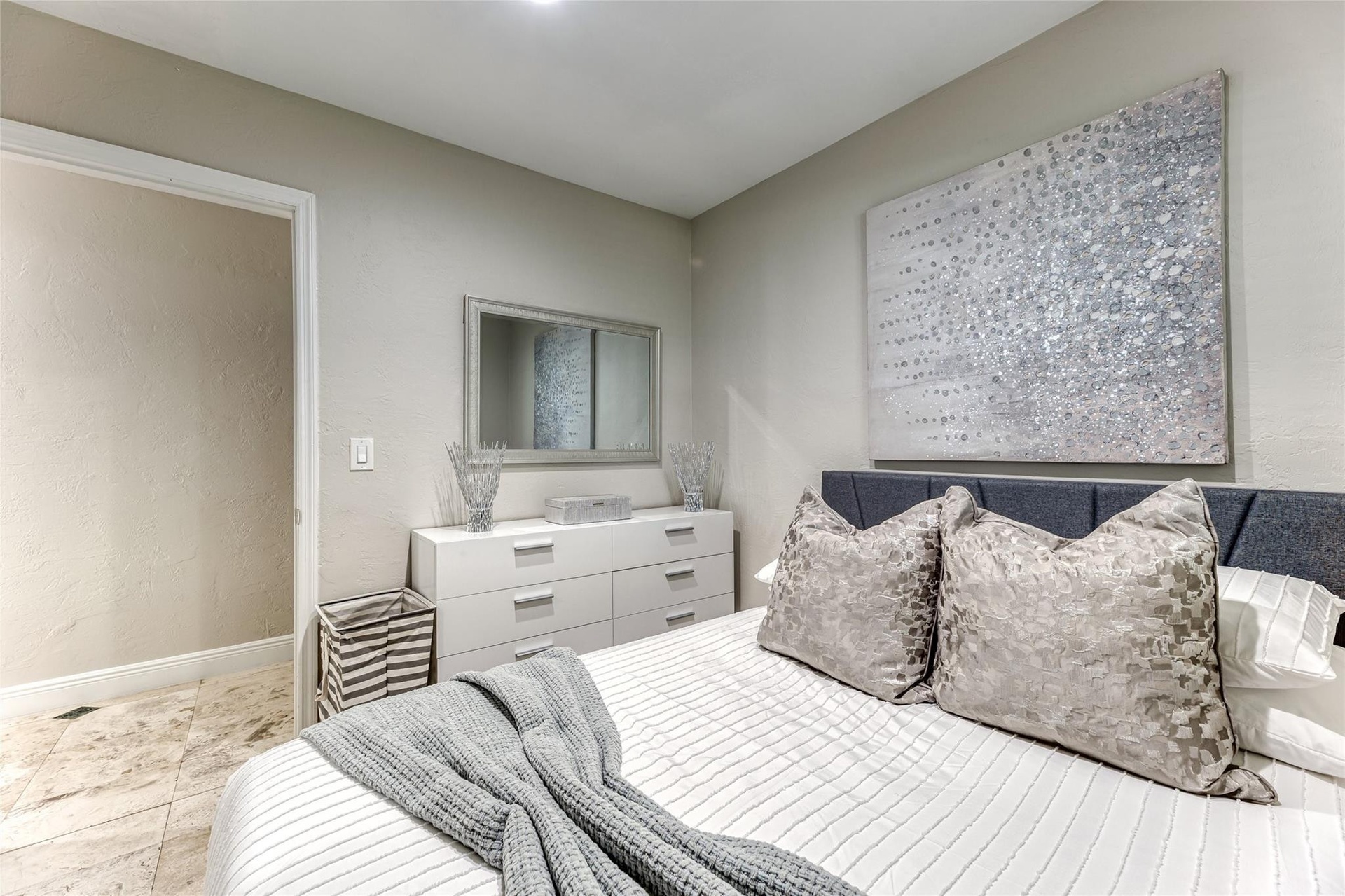 BEDROOM #6 (Downstairs) Queen Size Bed En Suite Bathroom Smart TV