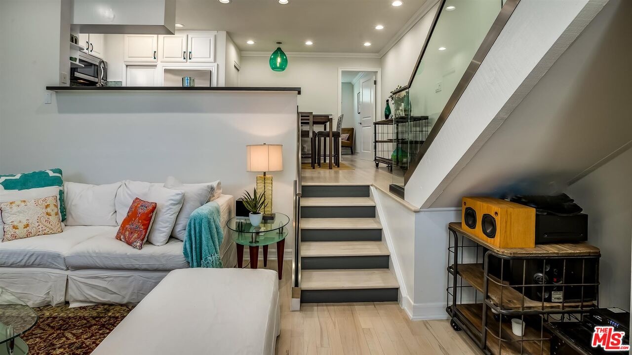 Multi level living & kitchen