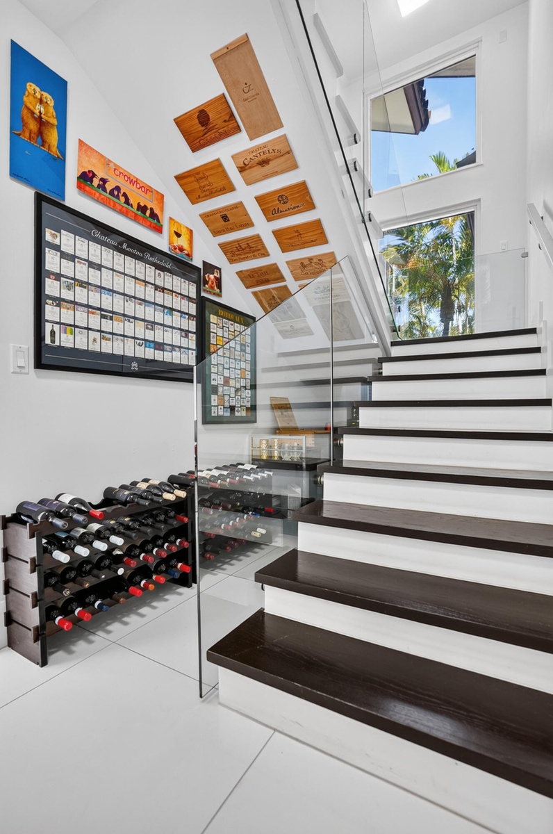 NATURAL LIGHT FLOWS EFFORTLESSLY WITH GLASS RAILS