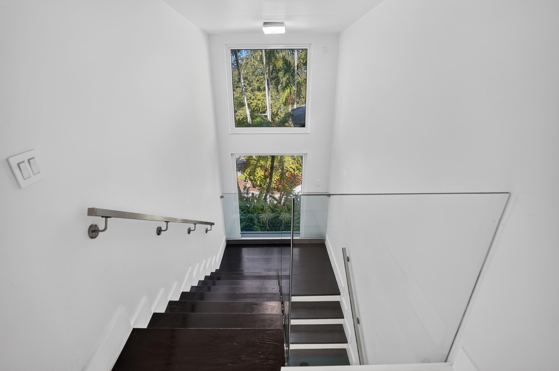 NATURAL LIGHT FLOWS EFFORTLESSLY WITH GLASS RAILS