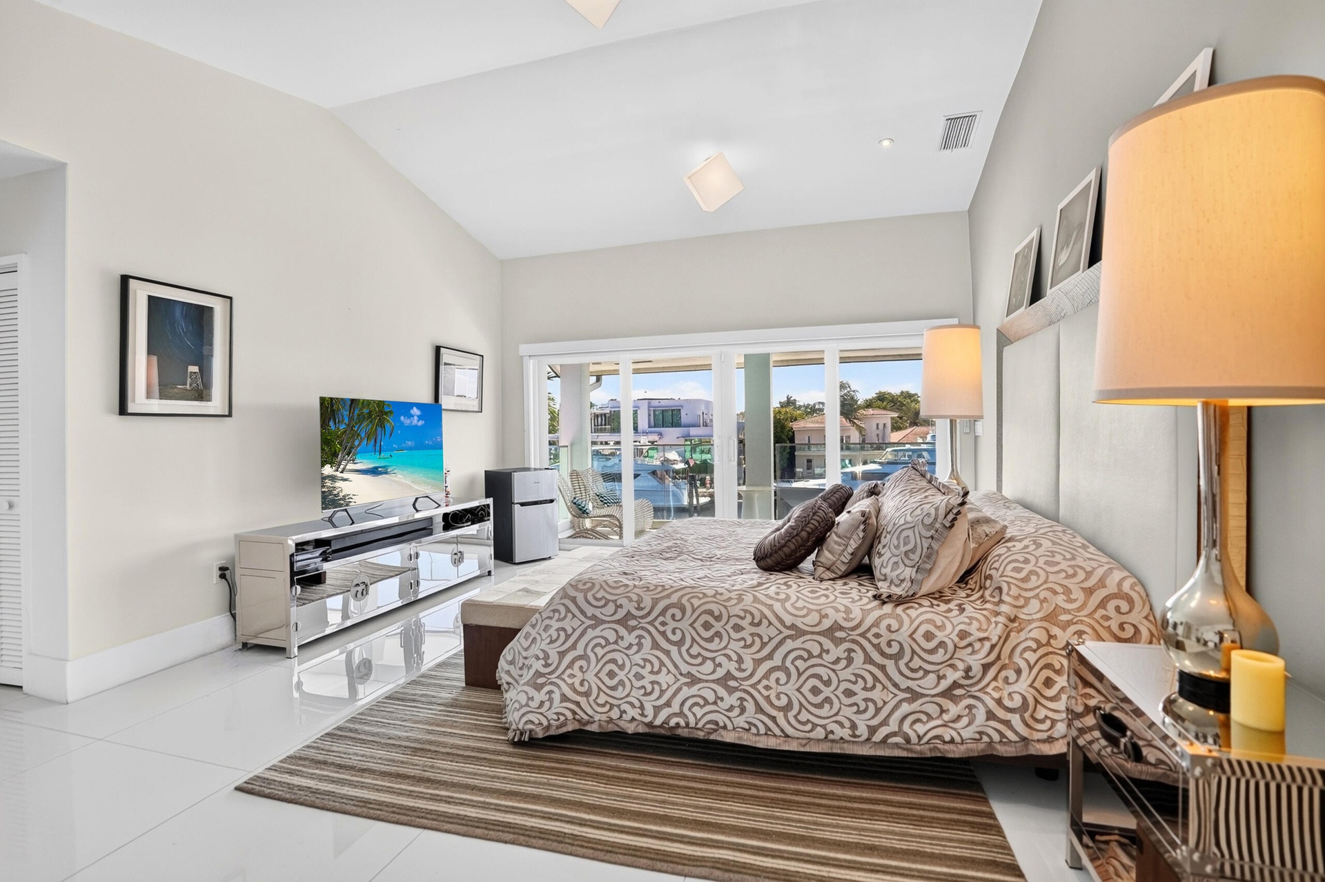 MASTER BEDROOM UPSTAIRS