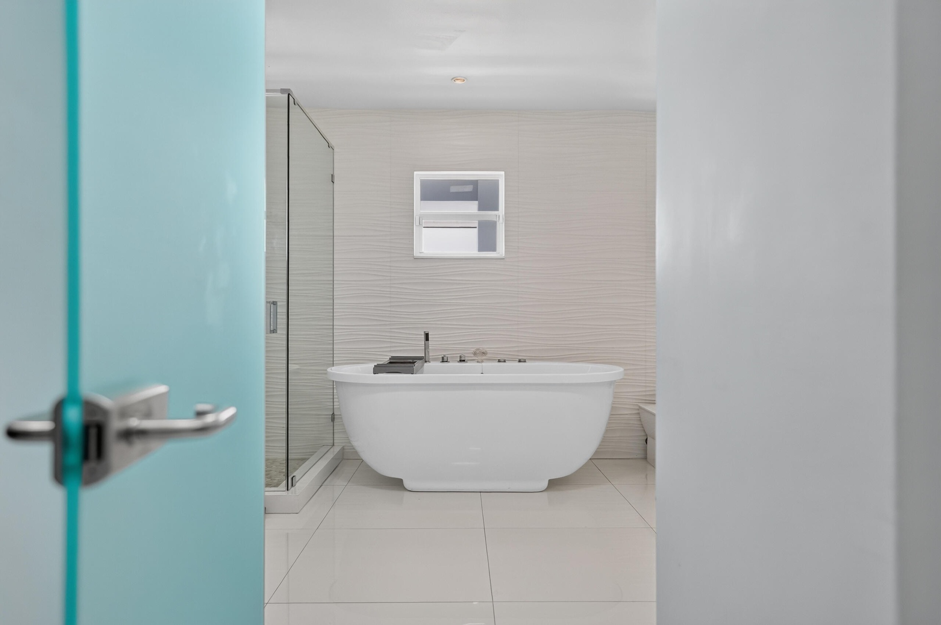 STANDALONE TUB