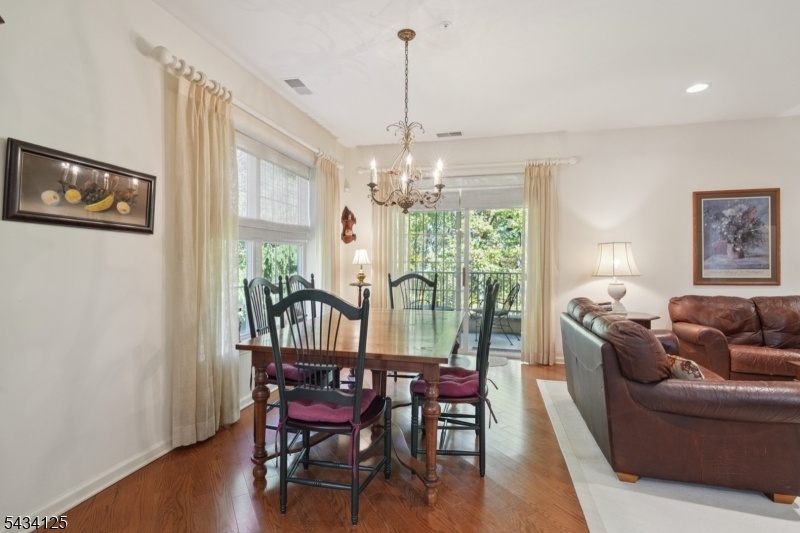 Dining area w/balcony access