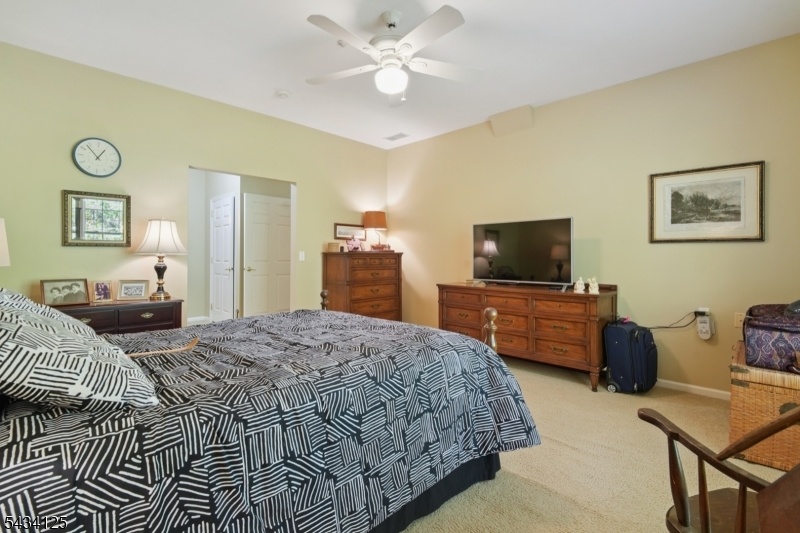Primary bedroom en suite