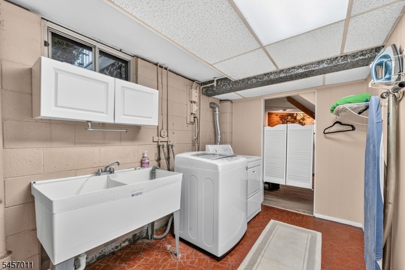 Large Laundry w/ Sink