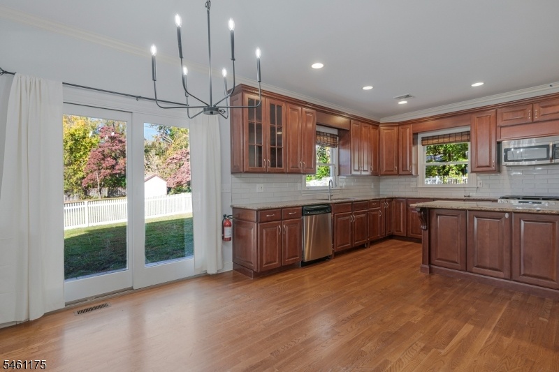 Eat-In Kitchen