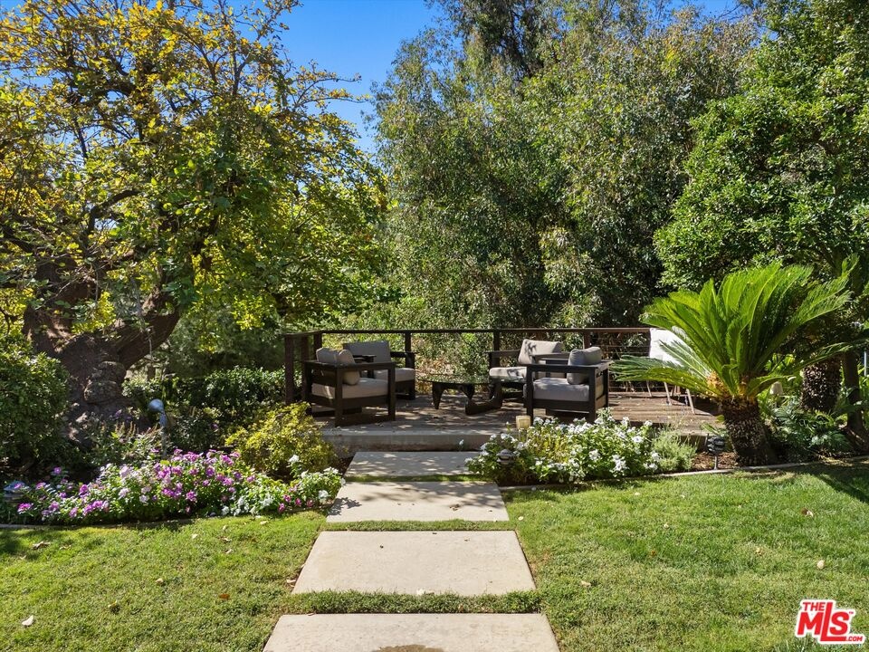 outdoor seating deck