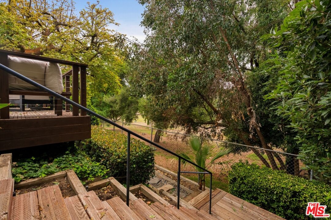 steps down from garden