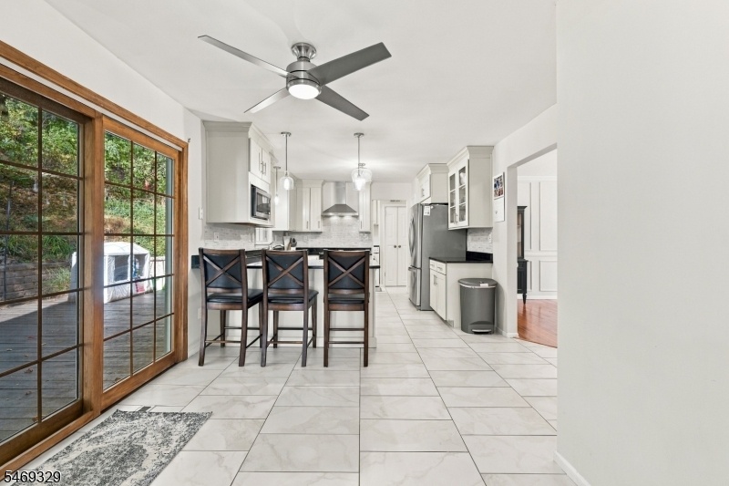 Kitchen and breakfast area